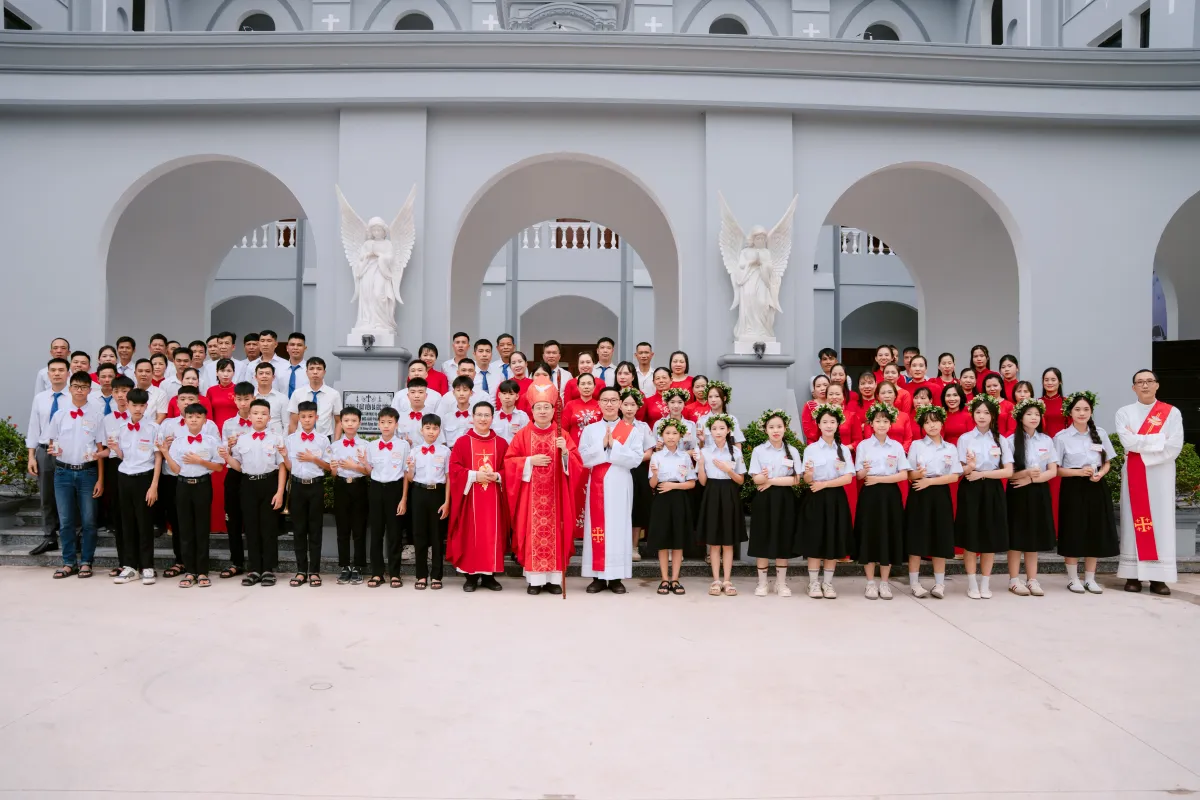 THÁNH LỄ BAN BÍ TÍCH THÊM SỨC VÀ RƯỚC LỄ LẦN ĐẦU TẠI GIÁO XỨ MINH ĐỨC