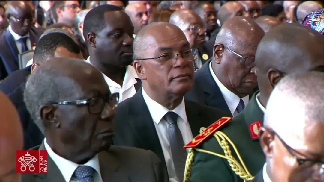 [TÔNG DU ANGOLA] ĐỨC THÁNH CHA GẶP GỠ GIỚI CHỨC CHÍNH QUYỀN, XÃ HỘI DÂN SỰ VÀ NGOẠI GIAO ĐOÀN