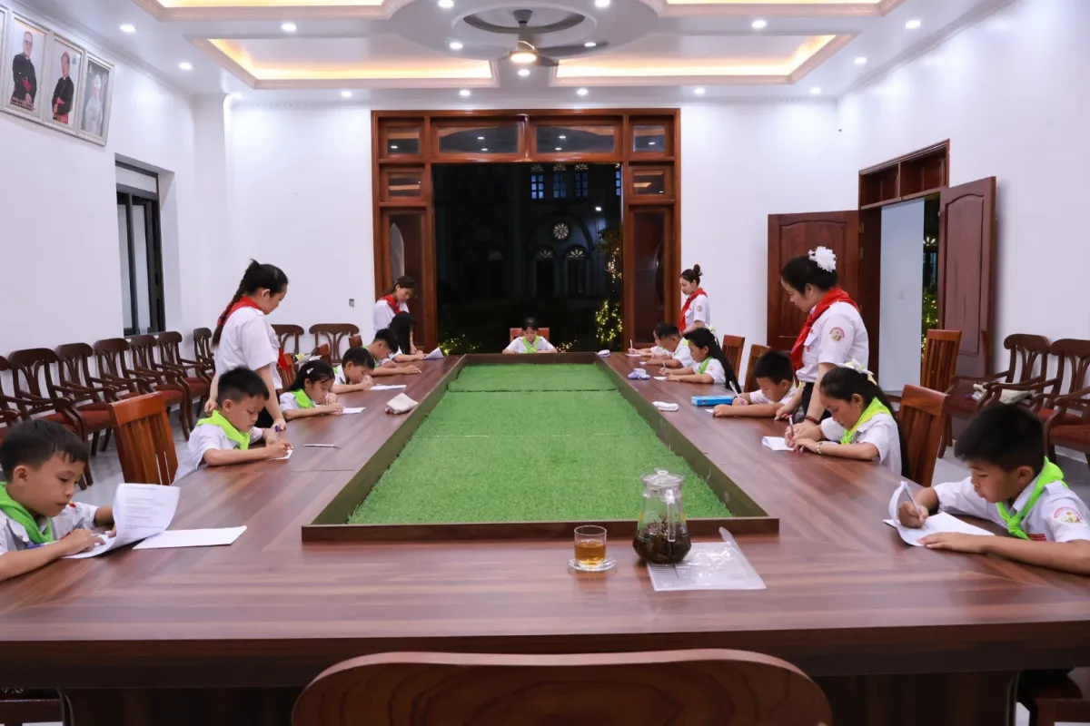 BUỔI KIỂM TRA GIÁO LÝ DÀNH CHO CÁC EM XƯNG TỘI – RƯỚC LỄ LẦN ĐẦU VÀ LÃNH NHẬN BÍ TÍCH THÊM SỨC TẠI GIÁO XỨ MINH ĐỨC